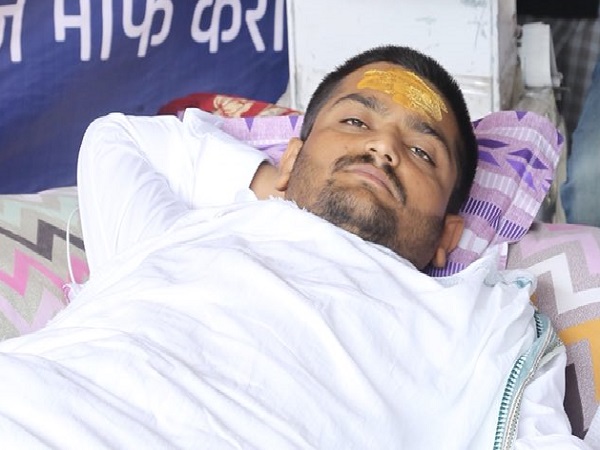 पिछले 14 दिनों से अनशन पर हैं हार्दिक