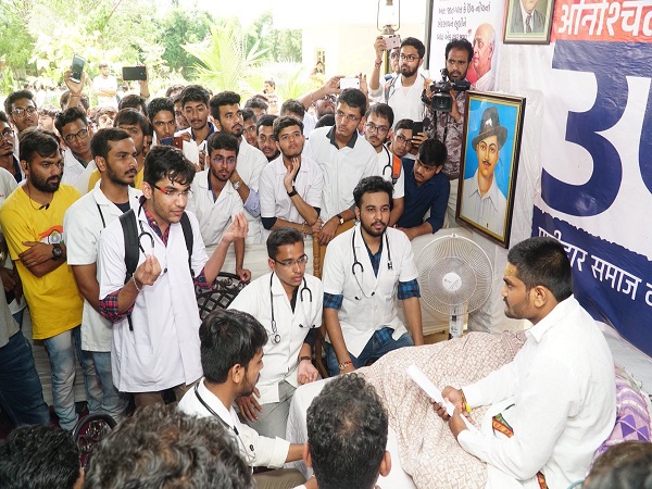 कांग्रेस के नेताओं ने की थी पटेल से मुलाकात