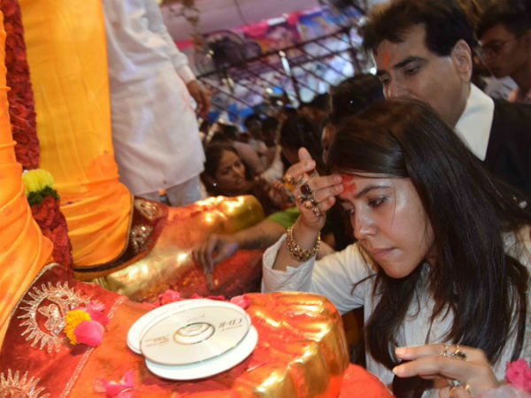 बप्पा के दर पर पिता संग पहुंचीं एकता कपूर