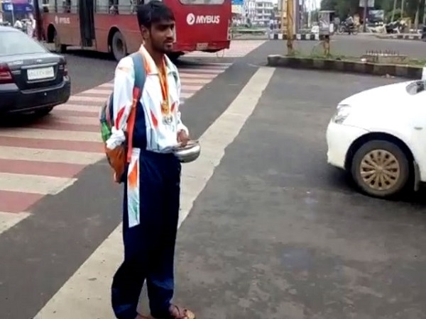 Manmohan Singh Lodhi, a National-level player begging on streets mp Manmohan Singh Lodhi, a National-level player begging on streets mp