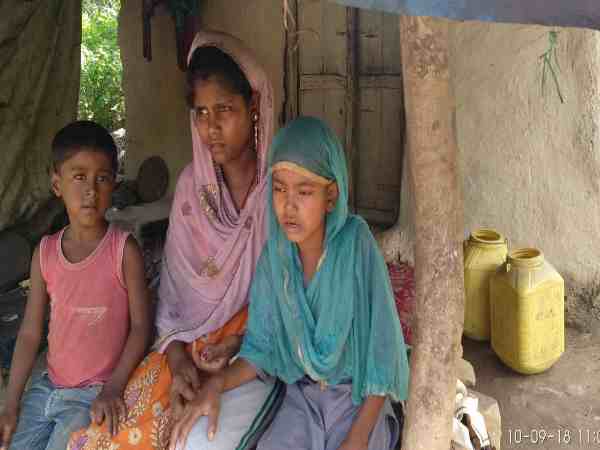 यूपी: बीस रुपए के चक्कर में आरोपी ने महिला का सर कूचकर किया हत्या, महिला की मौके पर मौत यूपी: बीस रुपए के चक्कर में आरोपी ने महिला का सर कूचकर किया हत्या, महिला की मौके पर मौत