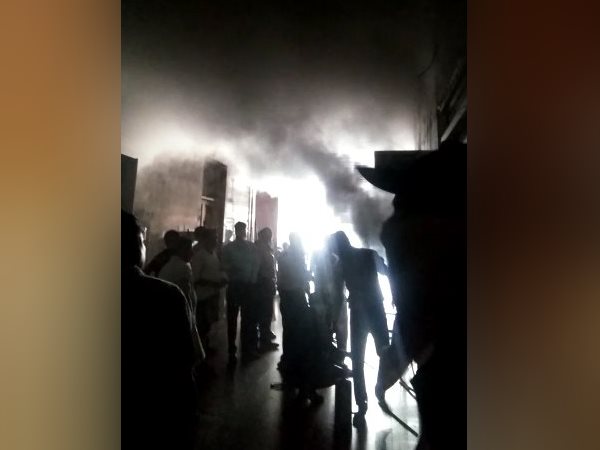 शॉर्ट सर्किट से चिंगारी भड़की और लगी आग