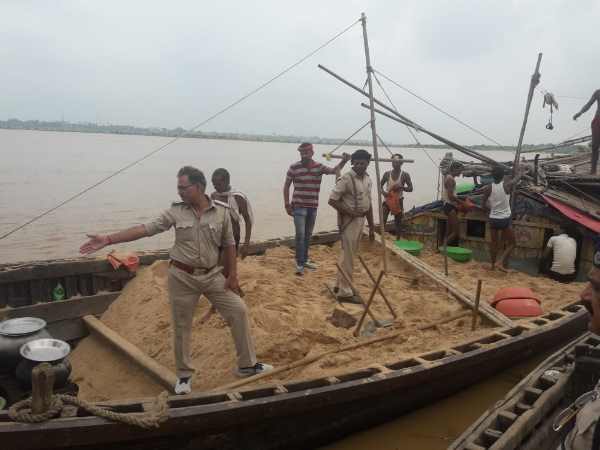 firing between police and sand mafia in patna firing between police and sand mafia in patna