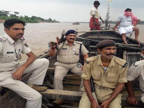 firing between police and sand mafia in patna firing between police and sand mafia in patna