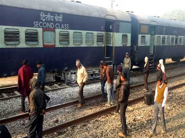 आधी रात दहल गये यात्री