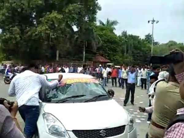 Clash broke out between 2 groups student union election campaign in Gorakhpur University Clash broke out between 2 groups student union election campaign in Gorakhpur University