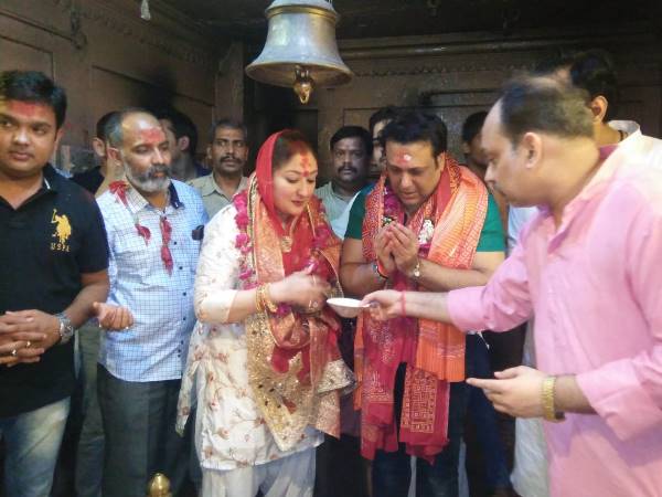 पत्नी और परिवार के साथ आए थे