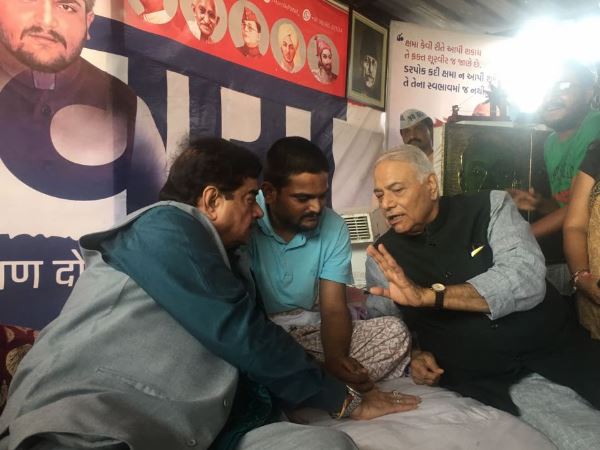12 दिन से अनिश्चितकालीन भूख हड़ताल पर हार्दिक