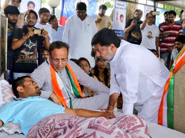 मुलाकात के लिए पहुंच रहे हैं विभिन्न दलों के नेता