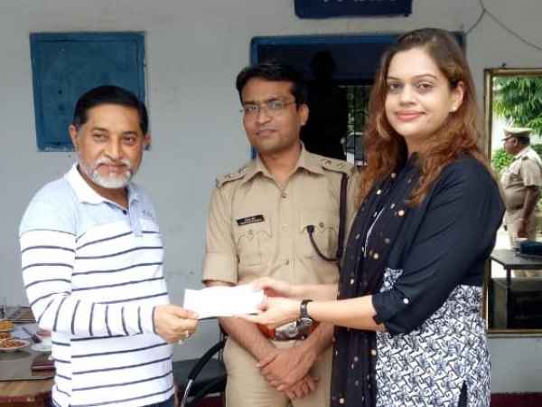 Hapur trader gave Rs 11 lakh drafts for flood victims in Kerala Hapur trader gave Rs 11 lakh drafts for flood victims in Kerala