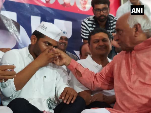 पाटीदार नेता हार्दिक पटेल ने 19 दिन बाद तोड़ा अनशन पाटीदार नेता हार्दिक पटेल ने 19 दिन बाद तोड़ा अनशन