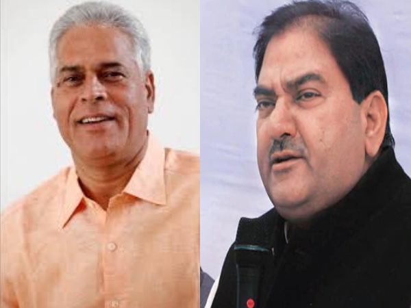 MLA Karan Singh Dalal and Abhay Singh Chautala charging at each with a shoe in their hand in Haryana Assembly MLA Karan Singh Dalal and Abhay Singh Chautala charging at each with a shoe in their hand in Haryana Assembly