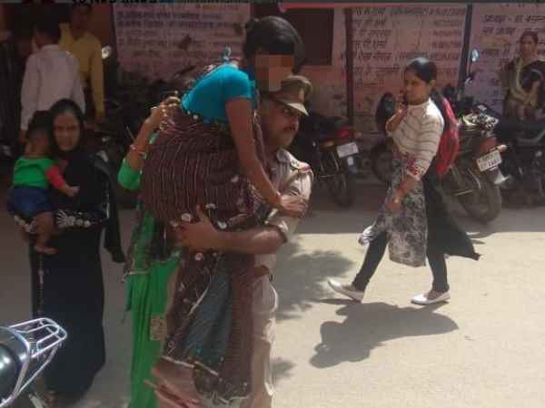 up police cop sonu kumar presented the example of humanity up police cop sonu kumar presented the example of humanity