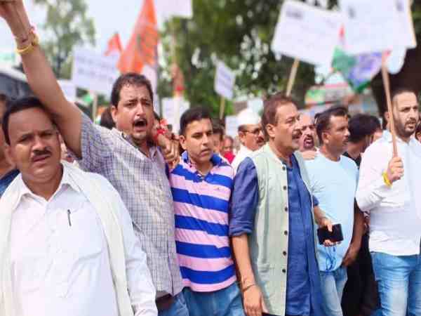 दर्जनों नेताओं की गिरफ्तारियां