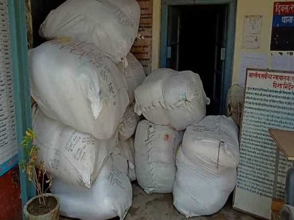 packets of drugs worth lakhs of rupees recovered from the train packets of drugs worth lakhs of rupees recovered from the train