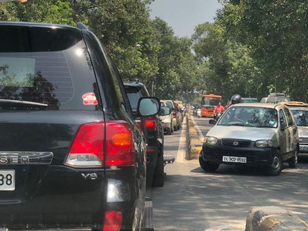 पीएम ने परिसर में फैली गंदगी को हाथ से भी साफ किया