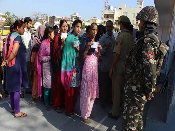 बड़ी पार्टियों ने किया है बहिष्कार
