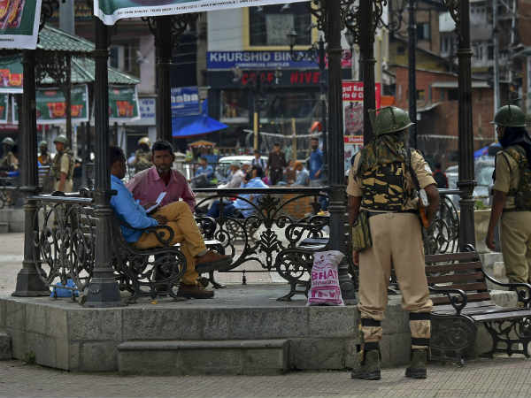 हिजबुल कमांडर का पिता भी हिरासत में
