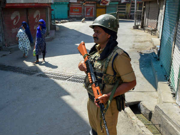 स्थानीय पुलिसकर्मियों का ध्यान