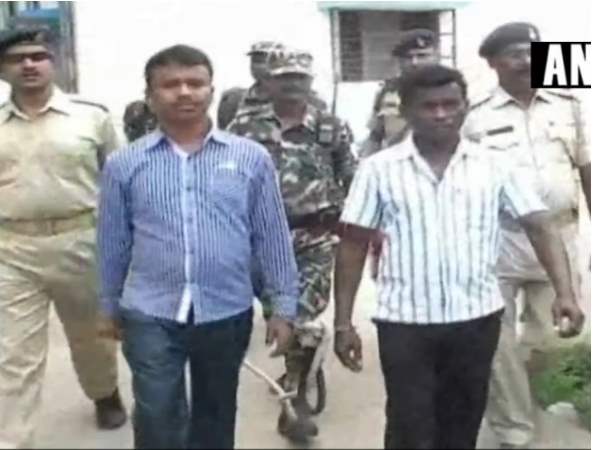 दुमका। झारखंड के दुमका कोर्ट ने पांच साल पुराने एसपी अमरजी बलिहार हत्याकांड में दो नक्सलियों को फांसी की सजा सुनाई है। इस हमले में इस समय पााकुड़ के एसपी बलिहार के अलाव पांच और पुलिसकर्मियों की मौत हो गई थी। कोर्ट ने नक्सलियों सुखलाल उर्फ प्रवीर और सनातन बास्की उर्फ ताला को फांसी की सजा सुनाई। इससे पहले 6 सितम्बर को कोर्ट ने दोनों को दोषी ठहराया था। इस केस में पांच आरोपियों को साक्ष्य के अभाव में बरी कर दिया गया। अपर जिला एवं सत्र न्यायाधीश चतुर्थ तौफीकुल हसन ने फैसला सुनाते हुए कहा कि इस जघन्य हत्या के लिए आपके सजा ए मौत दी जाती है। ऐसा जघन्य अपराध करके आप दोनों का समाज में जीवित रहने का कोई अधिकार नहीं है। 2 जुलाई 2013 को दुमका से पाकुड़ लौटने के दौरान काठीकुण्ड के आमतल्ला के पास पाकुड़ के तत्कालीन एसपी अमरजीत बलिहार के काफिले पर नक्सलियों ने एके 47, इंसास राइफल और एसएलआर से गोलीबारी की थी. इसमें एसपी के अलावा 5 पुलिसकर्मियों की मौत हो गई थी। प्रवीर दा, हेब्रम, मानवेल मुर्मू, मानवेल मुर्मू-2, सतन बेसरा, सनातन बास्की के खिलाफ आईपीसी की धारा 147, 148, 149, 326, 307, 379, 302, 427, 27 शस्त्र अधिनियम एवं 17 सीएलए के तहत काठीकुंड थाने में मामला दर्ज किया गया था। दुमका। झारखंड के दुमका कोर्ट ने पांच साल पुराने एसपी अमरजी बलिहार हत्याकांड में दो नक्सलियों को फांसी की सजा सुनाई है। इस हमले में इस समय पााकुड़ के एसपी बलिहार के अलाव पांच और पुलिसकर्मियों की मौत हो गई थी। कोर्ट ने नक्सलियों सुखलाल उर्फ प्रवीर और सनातन बास्की उर्फ ताला को फांसी की सजा सुनाई। इससे पहले 6 सितम्बर को कोर्ट ने दोनों को दोषी ठहराया था। इस केस में पांच आरोपियों को साक्ष्य के अभाव में बरी कर दिया गया। अपर जिला एवं सत्र न्यायाधीश चतुर्थ तौफीकुल हसन ने फैसला सुनाते हुए कहा कि इस जघन्य हत्या के लिए आपके सजा ए मौत दी जाती है। ऐसा जघन्य अपराध करके आप दोनों का समाज में जीवित रहने का कोई अधिकार नहीं है। 2 जुलाई 2013 को दुमका से पाकुड़ लौटने के दौरान काठीकुण्ड के आमतल्ला के पास पाकुड़ के तत्कालीन एसपी अमरजीत बलिहार के काफिले पर नक्सलियों ने एके 47, इंसास राइफल और एसएलआर से गोलीबारी की थी. इसमें एसपी के अलावा 5 पुलिसकर्मियों की मौत हो गई थी। प्रवीर दा, हेब्रम, मानवेल मुर्मू, मानवेल मुर्मू-2, सतन बेसरा, सनातन बास्की के खिलाफ आईपीसी की धारा 147, 148, 149, 326, 307, 379, 302, 427, 27 शस्त्र अधिनियम एवं 17 सीएलए के तहत काठीकुंड थाने में मामला दर्ज किया गया था।