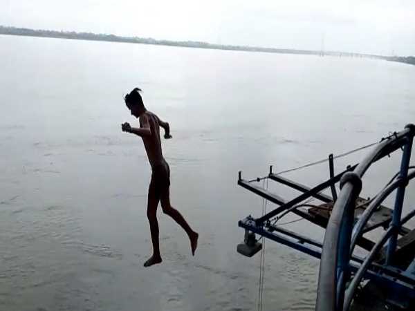 boy died in river ganga while jumping from 50 feet high boy died in river ganga while jumping from 50 feet high