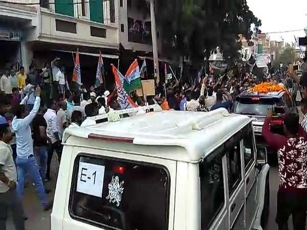 black flags, bangles and mud thrown at Kamalnath car in morena black flags, bangles and mud thrown at Kamalnath car in morena