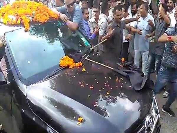 black flags, bangles and mud thrown at Kamalnath car in morena black flags, bangles and mud thrown at Kamalnath car in morena