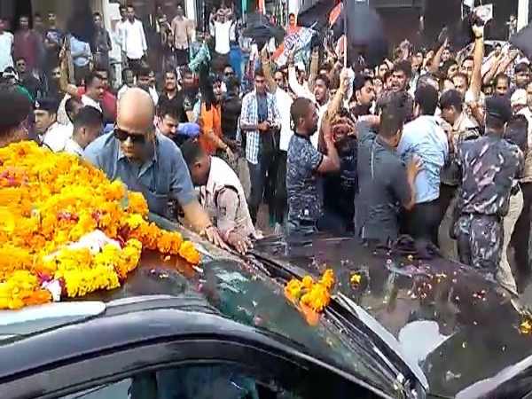 black flags, bangles and mud thrown at Kamalnath car in morena black flags, bangles and mud thrown at Kamalnath car in morena
