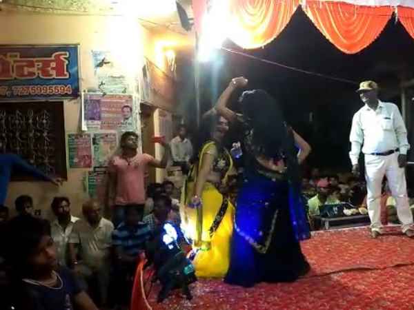 Slut dancing in front of the police in the event of Janmashtami Slut dancing in front of the police in the event of Janmashtami