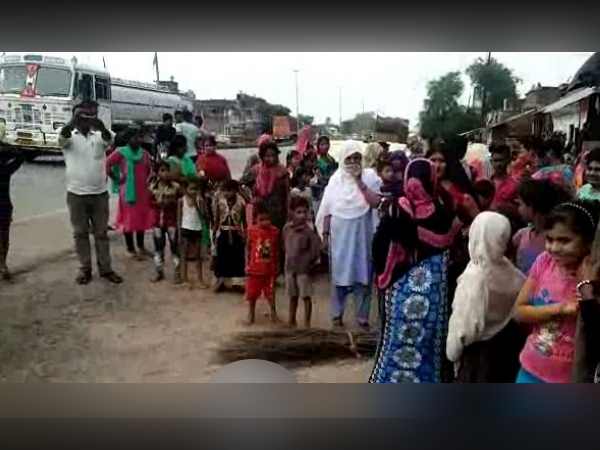 kanpur villagers attended the funeral of dog followed by Hindu customs kanpur villagers attended the funeral of dog followed by Hindu customs