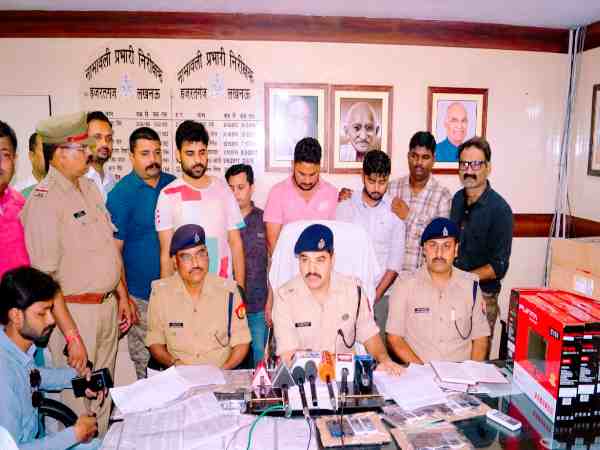 यूपी: फर्जी कॉल सेंटर गिरोह का हुआ पर्दाफाश, विश्वविद्यालय का छात्र नेता भी हुआ गिरफ्तार यूपी: फर्जी कॉल सेंटर गिरोह का हुआ पर्दाफाश, विश्वविद्यालय का छात्र नेता भी हुआ गिरफ्तार