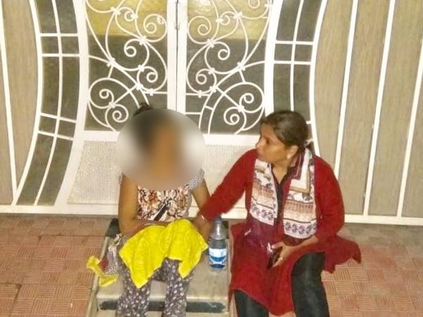 5 घंटे के हाईवोल्टेज ड्रामें के बाद घर में घुसने में सफल रही राखी
