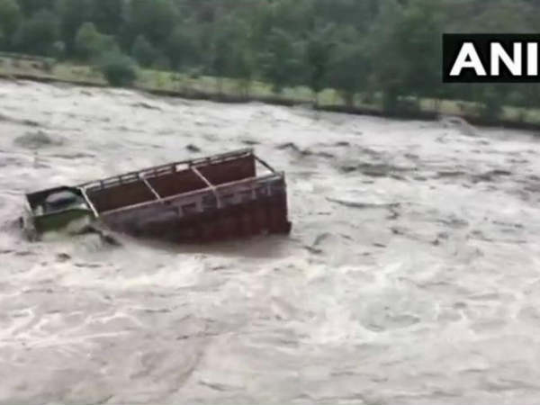 हिमाचल प्रदेश: बाढ़ इस कदर की बह गए बस-ट्रक, देखिए VIDEO हिमाचल प्रदेश: बाढ़ इस कदर की बह गए बस-ट्रक, देखिए VIDEO