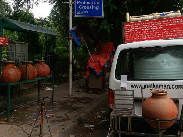मटकों पर लिखा है फोन नंबर