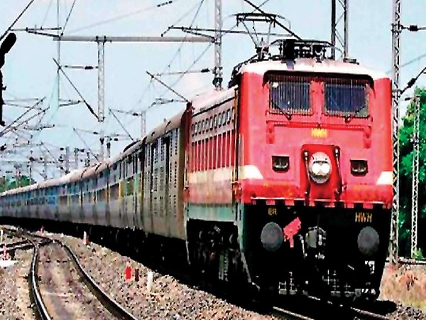 चालक ट्रेन की गति को बढ़ा देगा।