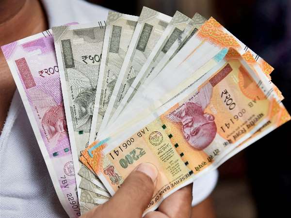 'मांगते हैं लाखों रुपए की रिश्वत'