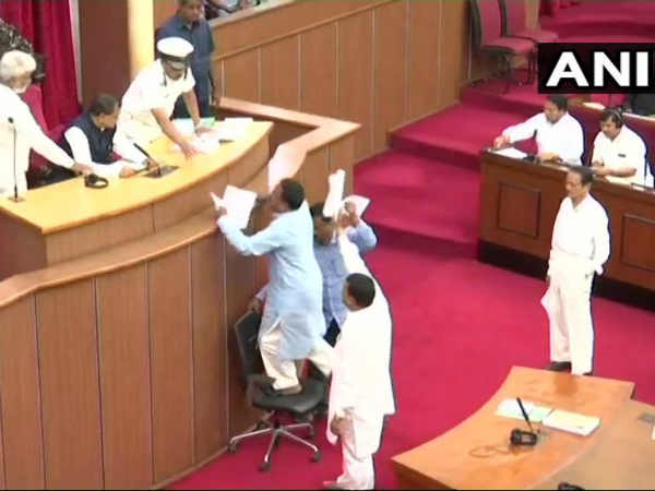 ओडिशा विधानसभा में बीजेपी MLA का हंगामा, सीएम पटनायक पर लगाए गंभीर आरोप ओडिशा विधानसभा में बीजेपी MLA का हंगामा, सीएम पटनायक पर लगाए गंभीर आरोप