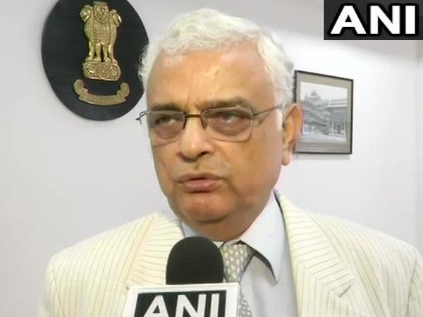 नई दिल्ली। मुख्य चुनाव आयुक्त ओपी रावत ने कहा है कि तेंलगाना में चुनाव की तारीखों को लेकर चल रही खबरों में सच्चाई नहीं है। रावत ने कहा कि तेलंगाना में विधानसभा भंग होने के बाद मीडिया के एक बड़े हिस्से में चल रहा है कि राज्य में नवंबर में वोटिंग होगी और दिसंबर में नतीजे आएंगे। रावत ने कहा कि ये स्वीकार नहीं किया जा सकता है, ऐसे कोई भी तारीखें तय नहीं कर सकता है। चुनाव आयोग ये तय करेगा कि चुनाव कब होने हैं। नई दिल्ली। मुख्य चुनाव आयुक्त ओपी रावत ने कहा है कि तेंलगाना में चुनाव की तारीखों को लेकर चल रही खबरों में सच्चाई नहीं है। रावत ने कहा कि तेलंगाना में विधानसभा भंग होने के बाद मीडिया के एक बड़े हिस्से में चल रहा है कि राज्य में नवंबर में वोटिंग होगी और दिसंबर में नतीजे आएंगे। रावत ने कहा कि ये स्वीकार नहीं किया जा सकता है, ऐसे कोई भी तारीखें तय नहीं कर सकता है। चुनाव आयोग ये तय करेगा कि चुनाव कब होने हैं।