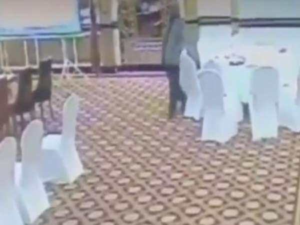 Pakistani bureaucrat steals wallet of Kuwaiti delegate, watch Video Pakistani bureaucrat steals wallet of Kuwaiti delegate, watch Video