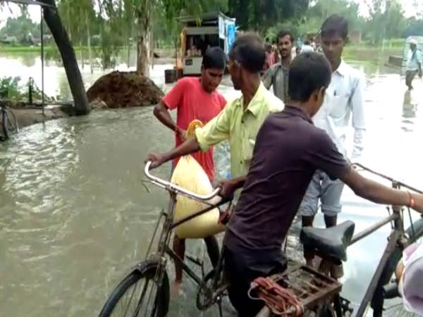 farrukhabad due to heavy rain many villages drawn, school colleges are shut down farrukhabad due to heavy rain many villages drawn, school colleges are shut down