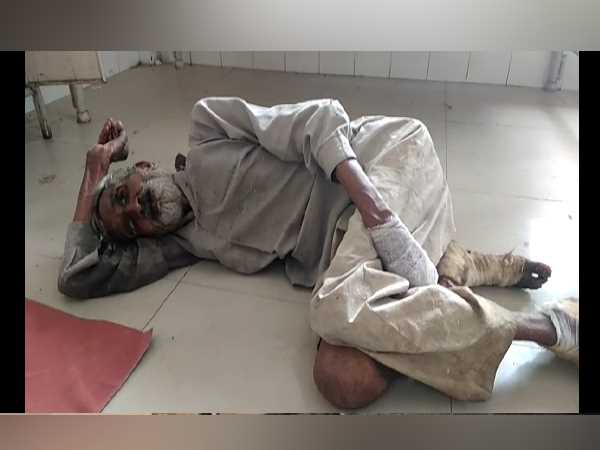 Patient lying on the floor of the hospital for three days Patient lying on the floor of the hospital for three days
