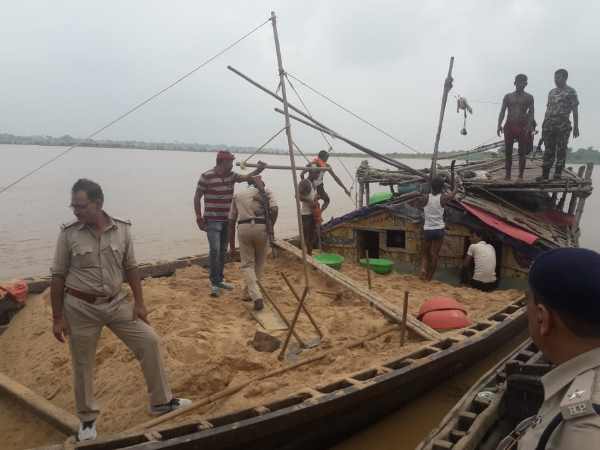 firing between police and sand mafia in patna firing between police and sand mafia in patna