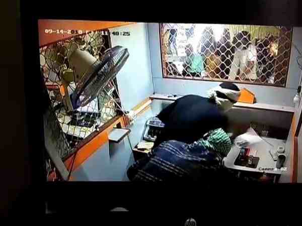 CCTV Footage आई सामने, लाइव देखिए बैंक लूट को अंजाम देते बदमाशों को CCTV Footage आई सामने, लाइव देखिए बैंक लूट को अंजाम देते बदमाशों को