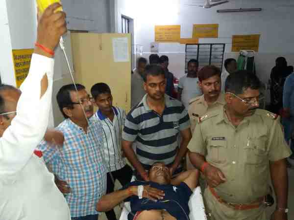 balrampur policemen attack by goons by knife balrampur policemen attack by goons by knife