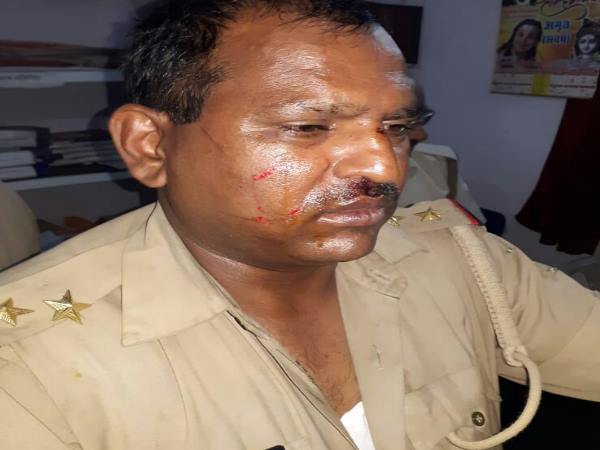varanasi two brothers beats the in charge in police station varanasi two brothers beats the in charge in police station