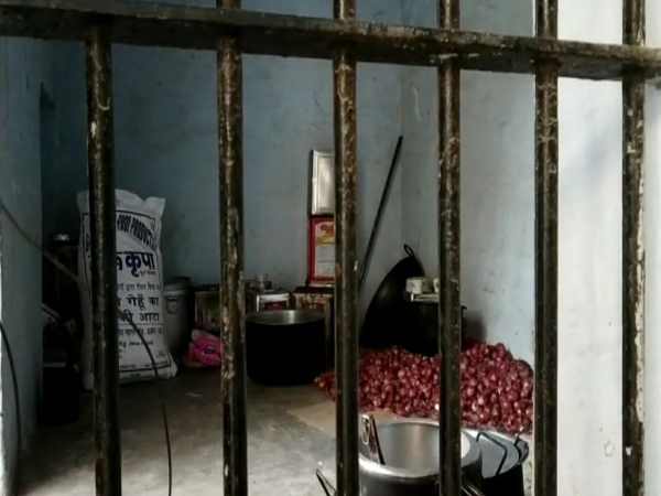 थाने में आलू, प्याज और बर्तनों की निगरानी