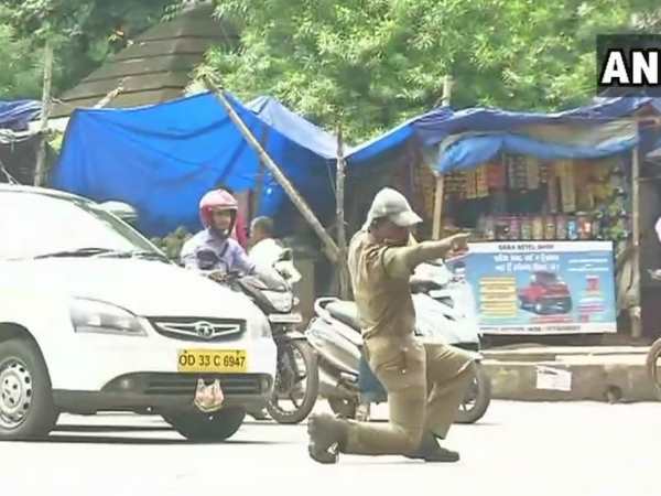 Pratap Chandra Khandwal controls traffic by his dance moves Odisha Bhubaneswar Pratap Chandra Khandwal controls traffic by his dance moves Odisha Bhubaneswar