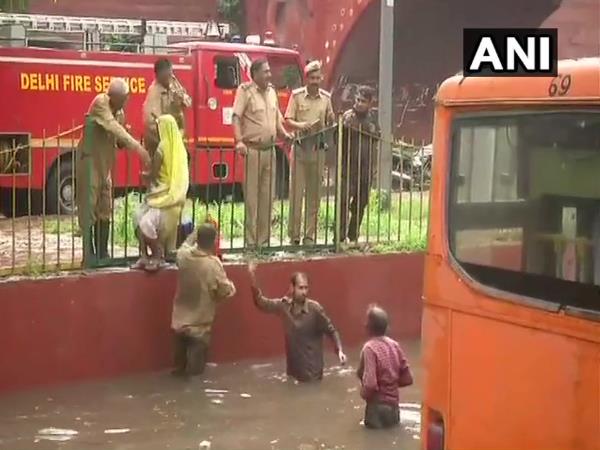 30 यात्रियों को सुरक्षित निकाला गया