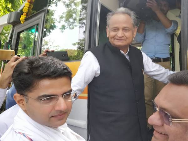 पार्टी कार्यकर्ताओं को पढ़ा रहे वफादारी का पाठ