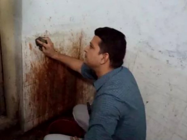 maharashtra Akola dm Astik Kumar Cleans Spit Marks Himself maharashtra Akola dm Astik Kumar Cleans Spit Marks Himself
